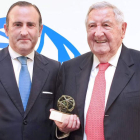 Pablo Junceda junto a Plácido Arango, que posa con el premio Álvarez Margaride-Banco Herrero.