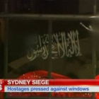 La bandera de Al Qaeda en una de las ventanas del café Lindt de Sidney.