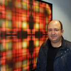 Juan Luis García con una de las obras. CUEVAS