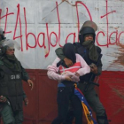 Guardias bolivarianos detienen a un manifestante durante una protesta en Caracas.