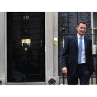 Jeremy Hunt sale del 10 de Downing Street, ayer. NEIL HALL