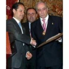 El presidente de la Casa de León junto a uno de los premiados