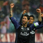 Sergio Ramos y Varane celebran el pase del Real Madrid a la final de la Liga de Campeones que se disputará en Cardiff. JUANJO MARTÍN