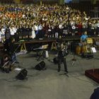 Imagen del concierto de los niños de las escuelas corales de León, junto a monitores.