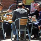 En las esquinas, Folgueral y Riesco, compartiendo un café con otros ediles del PSOE y el PP el  vier