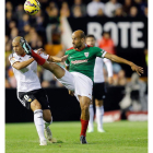 Feghouli y Mikel Rico luchan por el balón.