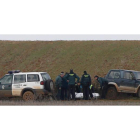 Agentes de la Guardia Civil custodian el cuerpo ante el vehículo de Rodríguez Aller antes de ser trasladado.