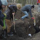Ciudadanos ucranianos rehabilitan un refugio de la II Guerra Mundial en un parque de Lviv. BORJA SÁNCHEZ TRILLO