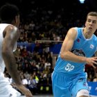 Trey Thompkins defiende al pivot ucraniano Volodymir. ELISEO TRIGO