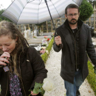 Los padres de la niña abandonan el cementerio de Noia.