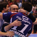 El Ademar fue una piña al final del partido para festejar el triunfo. Carou, Vega y Chernov, abrazad