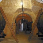 Aspecto del interior de la bodega, con las cubas y los bocoyes siempre en perfecto estado de revista y listas para la fotografía.