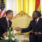 Barack Obama saluda a su John Atta Mills, durante el encuentro presidencial en Ghana .