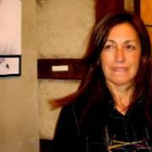 Esther Santás posa ante una de sus obras