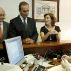 Agosto 2011: erl portavoz del PSOE José Antonio Alonso, centro, entre los portavoces del PP Cristobal Montoro y Soraya Sáenz de Santamaría.