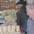 Un expositor con el queso Los Beyos en una de las ferias de Oseja de Sajambre
