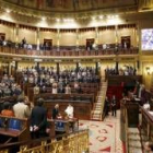 Los diputados del Congreso durante el minuto de silencio en memoria de los seis soldados fallecidos