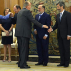 Los reyes momentos antes del almuerzo que ofrecieron en el Palacio de la Zarzuela para despedirse de los máximos representantes de los poderes del Estado.