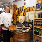 El propietario de Azafrán, Eugenio Guerra, junto a varios de los productos gourmet que pueden encontrarse en su tienda, en el número 15 de la calle Villabenavente, en    el centro de León.