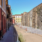 Restos arqueológicos de las torres de la calle que va a ser peatonalizada. MIGUEL F. B.