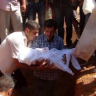 Abdulá Kurdi entierra el cuerpo de su hijo de tres años, Aylan, en su ciudad natal, Kobane.