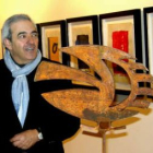 Ramón Villa posa junto a algunas de sus obras.