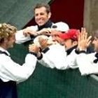 Juan Carlos Ferrero es felicitado por sus compañeros de equipo tras colocar a España en semifinales