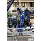 La retirada de la estatua atrajo la mirada de muchos curiosos