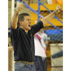 Manolo Cadenas celebra en un gesto típico de casta un gol de su equipo.