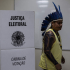 El líder indígena Ismael acude a votar en Manaos, ayer. RAPHAEL ALVES