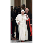 Benedicto XVI, mientras saluda a los sacerdotes de su diócesis.