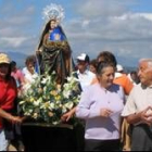 Las mujeres portan la Virgen del Rosario de Robledo, que estrenó manto y arreglos en la corona