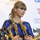 Taylor Swift posa con sus estatuillas, tras la gala de los premios Billboard, el domingo en Las Vegas.