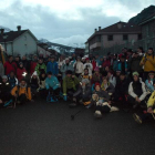 Los participantes, antes de la salida de la raquetada nocturna en el pueblo de Burón.