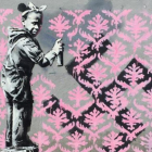 Obra de Banksy en que una niña negra intenta tapar una cruz gamada. /