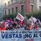 Imagen de la manifestación a su paso por la plaza de Calvo Sotelo