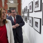 La presidenta de la Junta en funciones, Susana Díaz, inaugura una exposición.