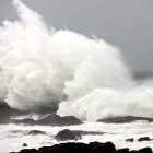 La costa de Santa María de Oia con la entrada de un temporal por la costa gallega.