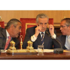 Agustín Rajoy cambia impresiones con José María López Benito ante el alcalde Emilio Gutiérrez