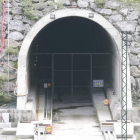 Imagen de la valla metálica que bloquea y cierra el acceso en la salida norte del túnel del AVE en la variante de Pajares. JESÚS F. SALVADORES
