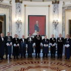 El Rey Felipe VI posa en la foto de familia, junto a los miembros del Consejo General del Poder Judicial.
