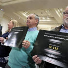 La presidenta del Colectivo de Víctimas del Terrorismo del País Vasco, Covite, Consuelo Ordóñez (c), la eurodiputada, Maite Pagazaurtundua (2i), la víctima del IRA, Ken Funston (i), el filósofo Fernando Sabater (d), y el padre de Ignacio Echeverría.