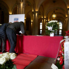 Dos personas firman en el libro de condolencias de la Universidad de Barcelona. TONI ALBIR