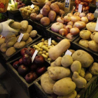 Patatas y otros productos en la parada de un mercado de Barcelona.