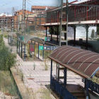 La maleza invade parte de los abandonados andenes.