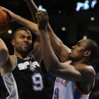 Serge Ibaka, de los Thunder, trata de taponar el tiro de Tony Parker, de los Spurs.