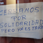 Cartel colocado en la puerta de un negocio en León. JESÚS F. SALVADORES