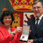 La Ministra entrega la Cruz Alfonso X El Sabio a Francisco Catalán Bohórquez. RAQUEL P. VIECO