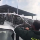 La Guardia Civil retira uno de los colchones en cuyo interior viajaba un inmigrante en Melilla.