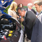 El director general de la Ciuden, ayer con Riesco, junto a uno de los vehículos de la muestra